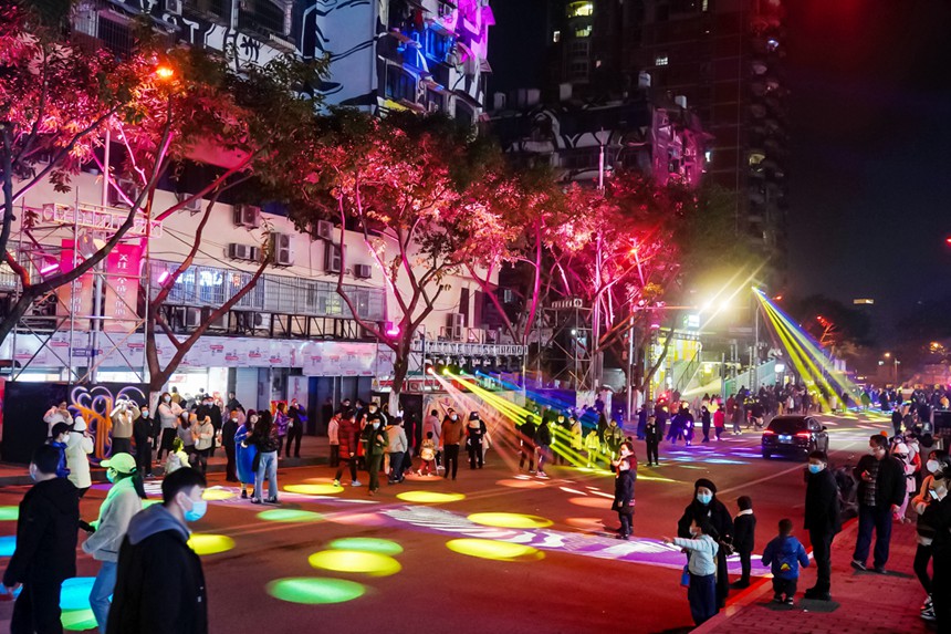 重慶首屆國際光影藝術節吸引眾多市民前來觀看。鄒樂攝