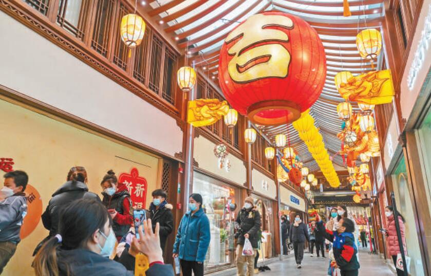 1月6日晚，上海豫園商城內的兔年燈會流光溢彩，游客絡繹不絕，年味漸濃。王 岡攝（影像中國）