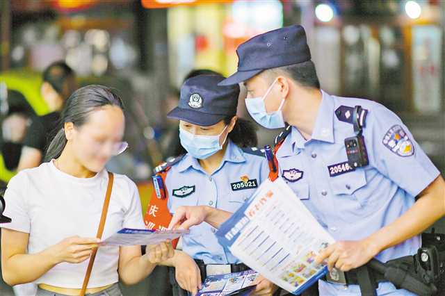 長壽警方在長壽古鎮景區對游客進行反詐宣傳（攝于二〇二二年八月十二日）。（市公安局供圖）