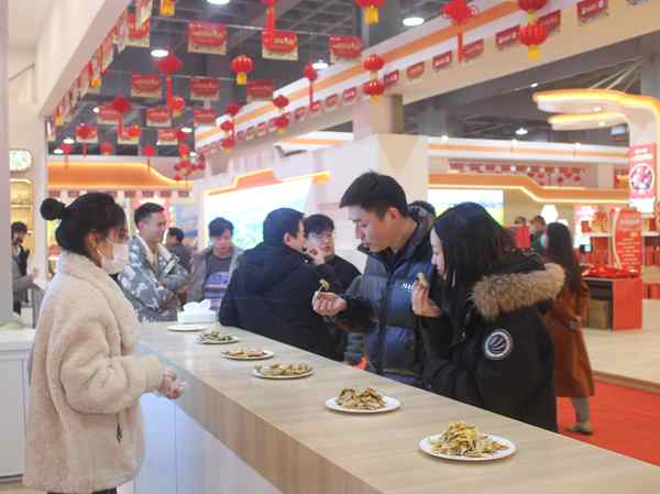 游客品嘗“海老漢”預制菜產品。張耀 攝