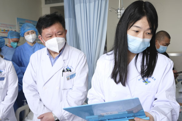 武漢協和醫院專家開展業務查房。劉林杰攝