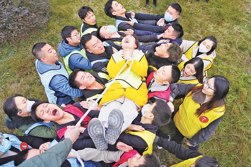 1月11日，永川區十里荷香拓展訓練場，年輕人在全區青年人才聯誼交友會上參加“信任基石”活動。記者 崔力 攝/視覺重慶