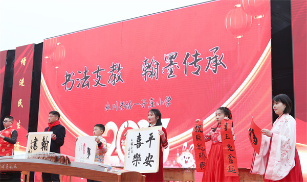 文藝志愿者現場書寫春聯。陳仕川攝