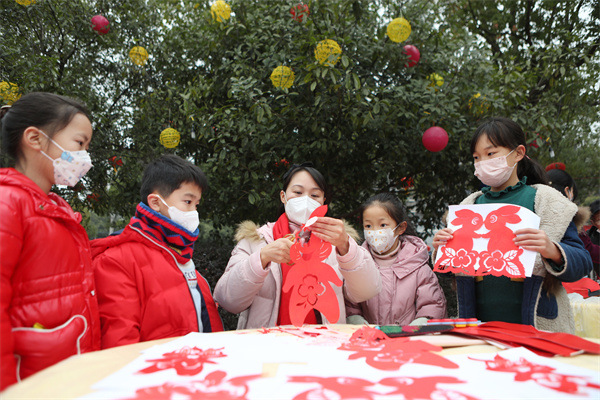 非遺剪紙藝志愿者現場剪兔迎新春。陳仕川攝
