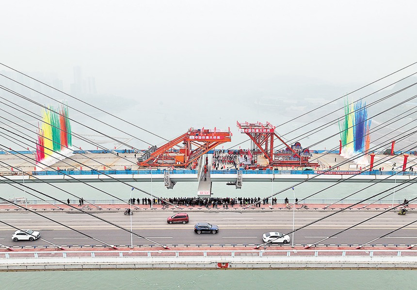 1月12日，軌道交通18號線李家沱長江復線橋實現合龍。圖為中鐵建技術工人在合龍現場進行最后一節鋼箱梁吊裝。記者 羅斌 攝/視覺重慶