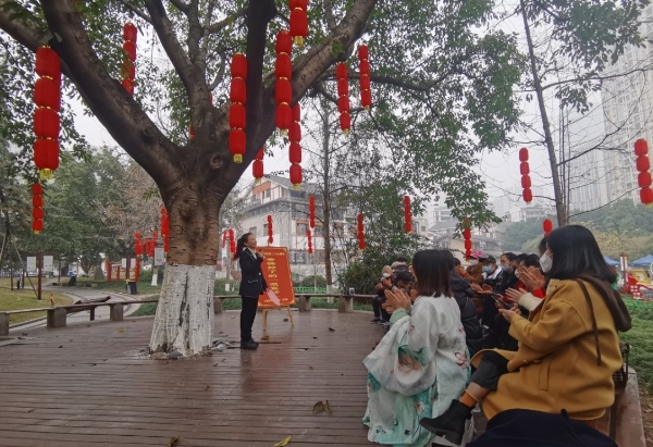 南湖社區黨委書記余建在現場宣講。李潔攝