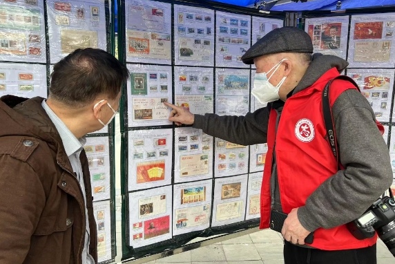 居民觀看郵票展。張琦攝