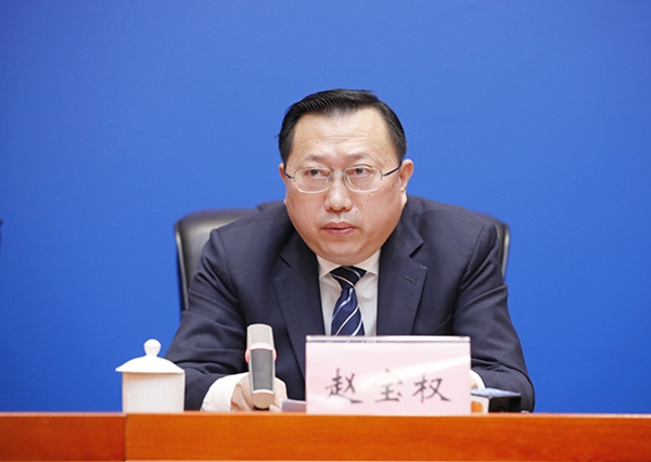 重慶市發展改革委黨組成員、副主任趙寶權發言。華龍網