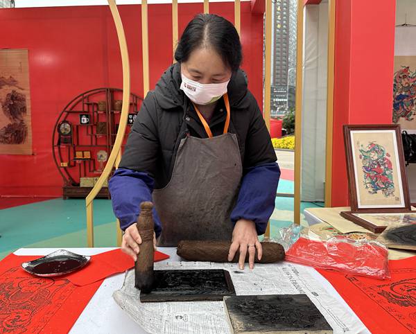 制作年畫送市民。梁平區委宣傳部供圖
