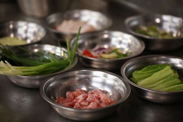 嚴洪運提前準備好的食材。李文航攝