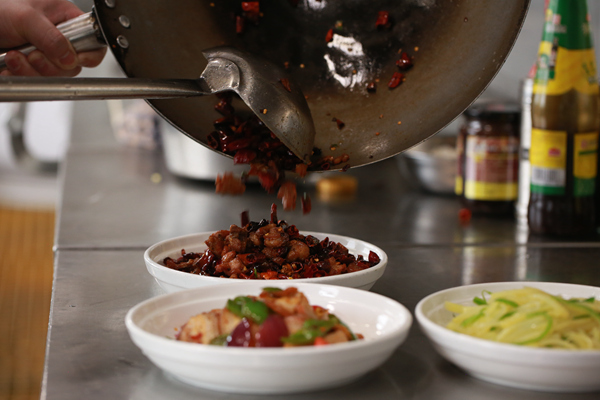 剛出鍋的菜色香味俱全。李文航攝