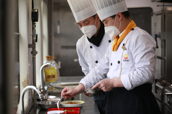 嚴鴻運和同事在討論食材的配比。李文航攝