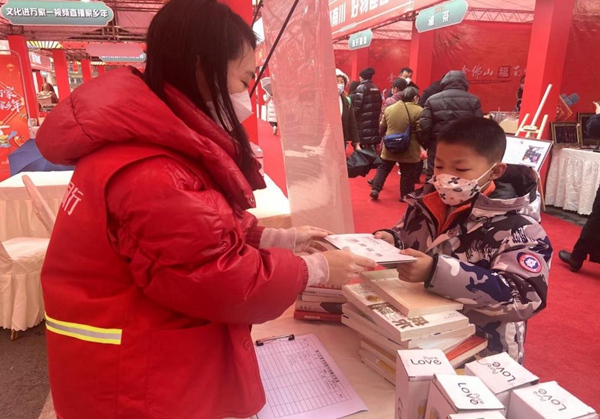 愛心市民正在捐贈圖書。南川區文旅委供圖