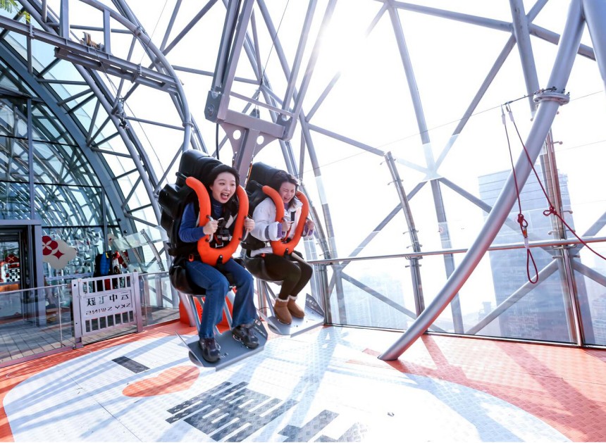 市民在體驗“云中飛躍”項目。重慶來福士供圖