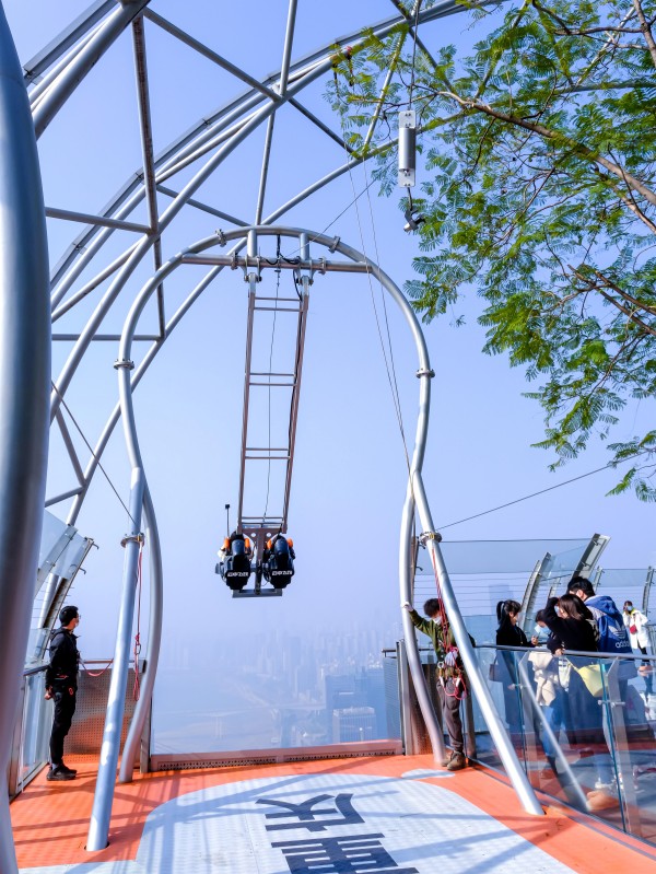 市民在體驗“云中飛躍”項目。重慶來福士供圖