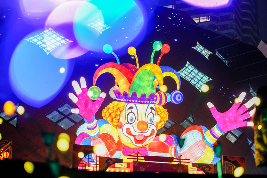 大型雜技主題燈飾點亮南濱路，給市民帶來歡樂的節日氛圍。郭旭攝