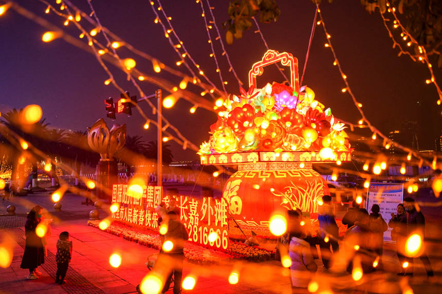 南濱路新春燈飾讓年味越來越濃。郭旭攝