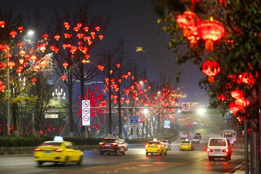 南濱路新春燈飾讓年味越來越濃。郭旭攝