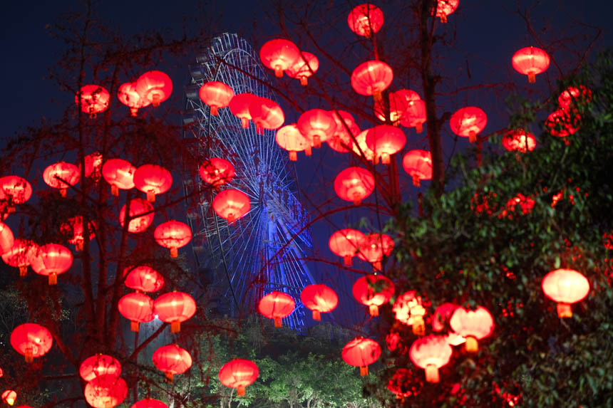 南濱路新春燈飾讓年味越來越濃。郭旭攝