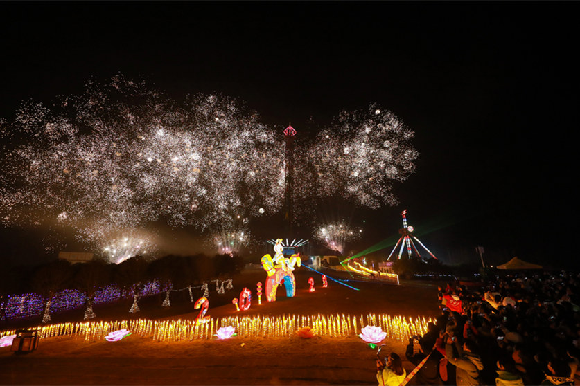 煙花秀表演吸引了眾多游客觀看。熊偉攝