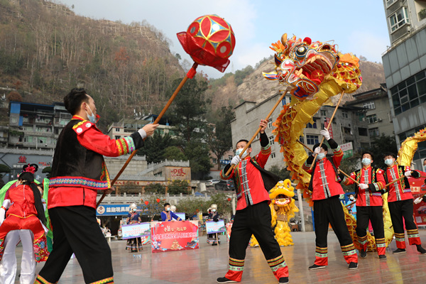 舞龍表演營造濃濃的節日氛圍。趙勇攝