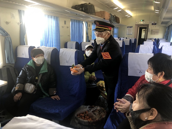 吳洪江在車內給老鄉們推薦水果。張章攝