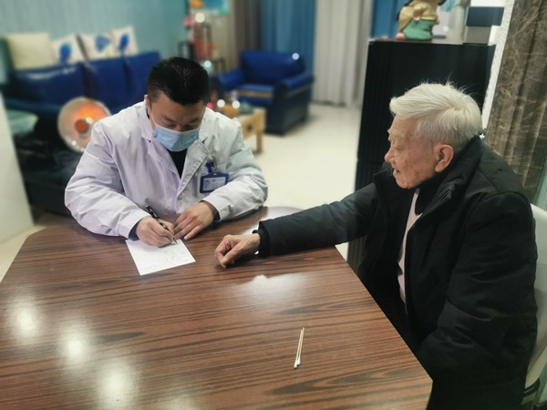 徐斌（左）正在了解龔爺爺用藥情況。姚於攝