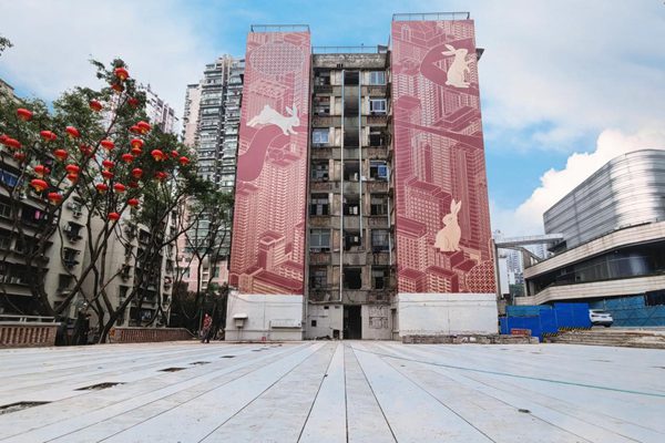 新建好的廣場旁，改造完成的建筑外立面也“穿上”了兔年新衣。九龍城市更新公司供圖