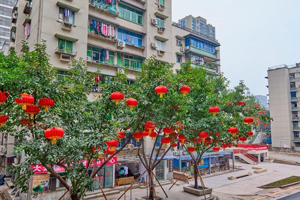 改造好的樓棟立面和紅燈籠相得益彰。九龍城市更新公司供圖