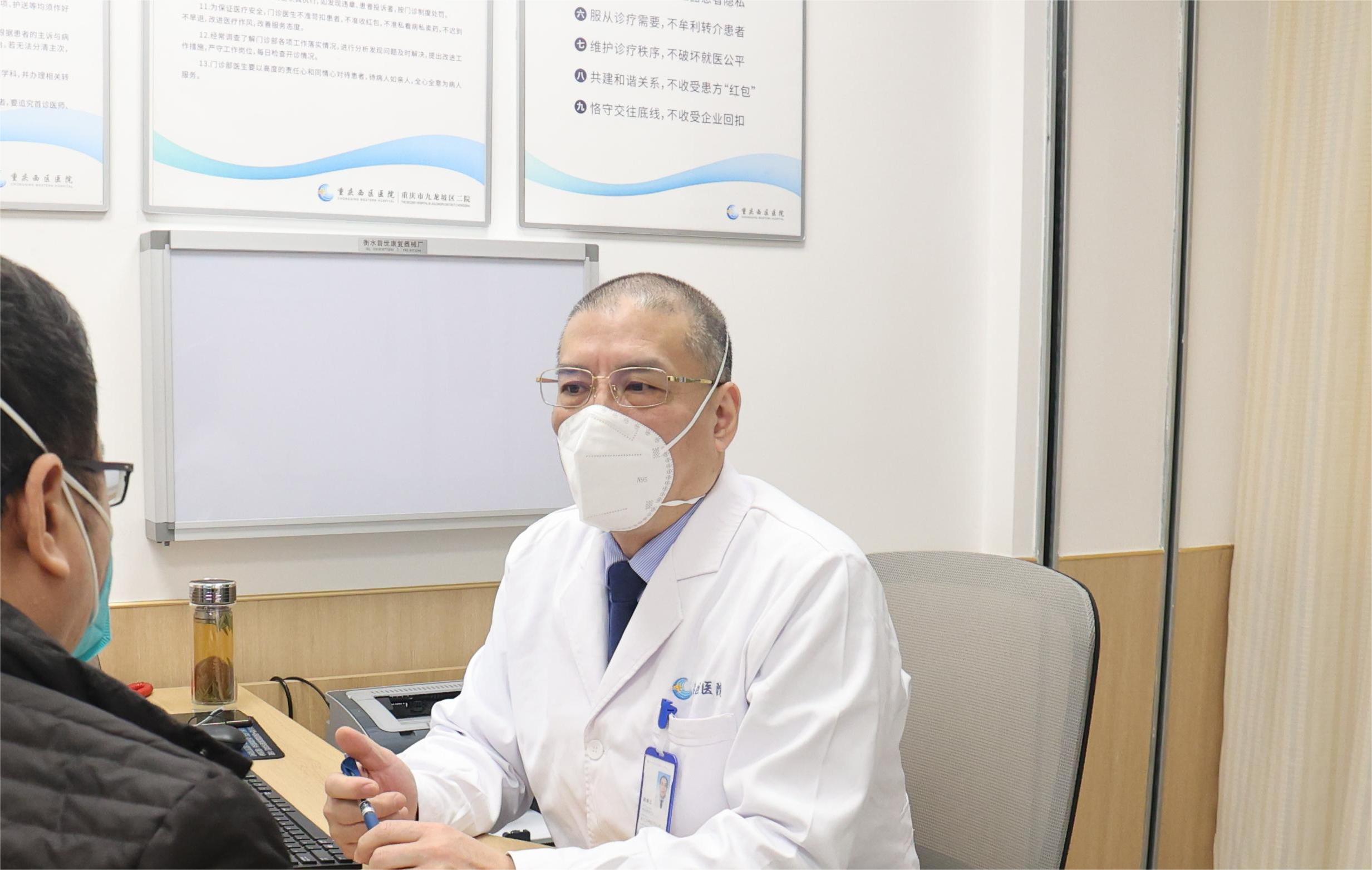 蔣曉江向患者了解病情。重慶西區醫院供圖