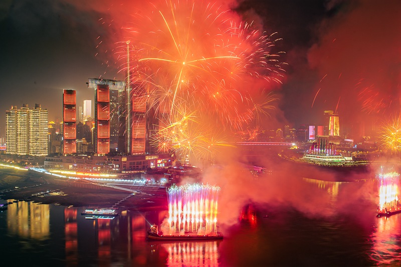 山城夜空在煙花的照耀下壯麗非凡。陳林攝