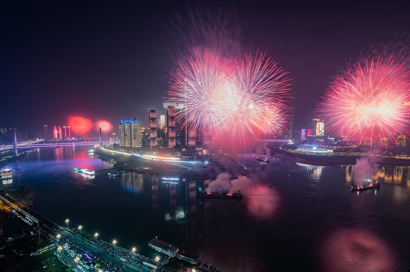 山城夜空在煙花的照耀下壯麗非凡。陳林攝