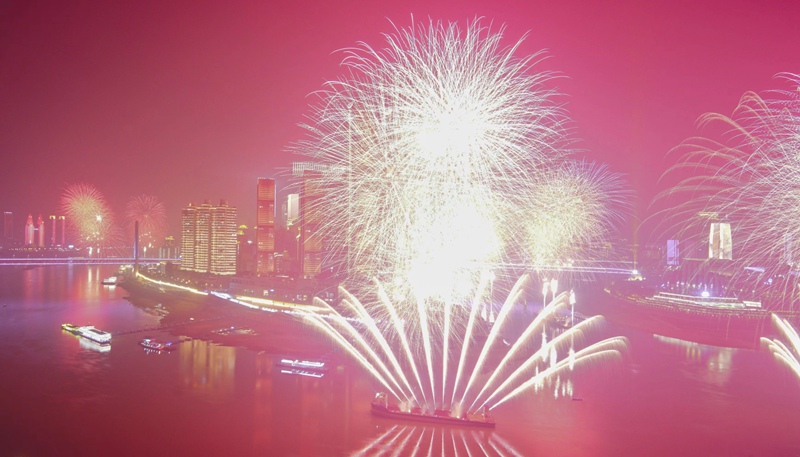 山城夜空在煙花的照耀下壯麗非凡。陳啟寧攝