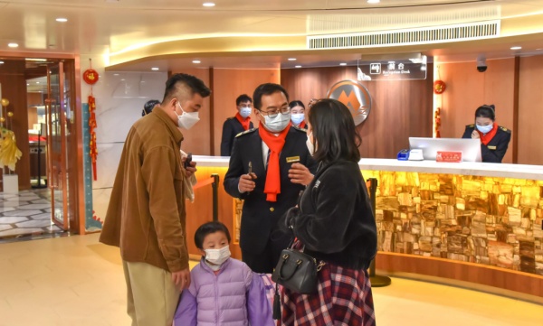 為游客進行講解。重慶長航供圖