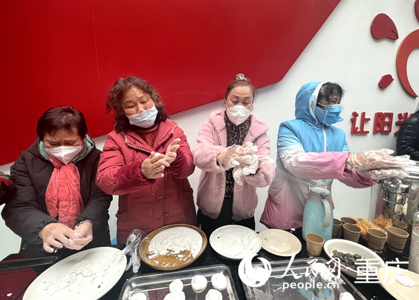 居民們熱鬧的包著湯圓。人民網 胡虹攝