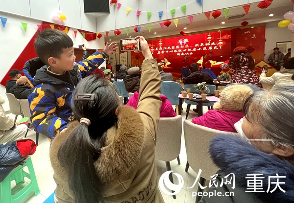 小朋友用手機記錄著歡樂的時刻。人民網 胡虹攝