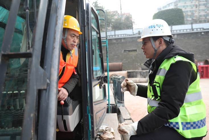 鄒小磊叮囑工人按照要求施工。項目部供圖