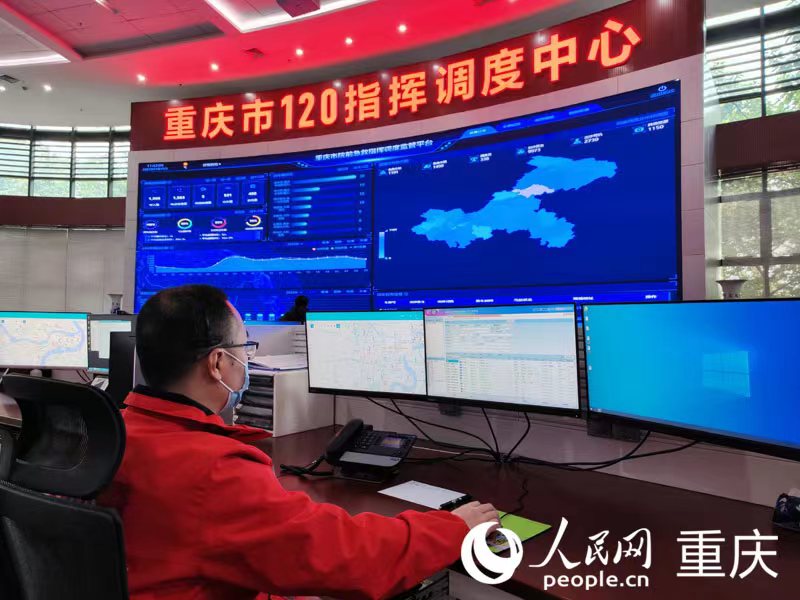 石磊在電腦前發出派車指令。人民網 陳琦攝