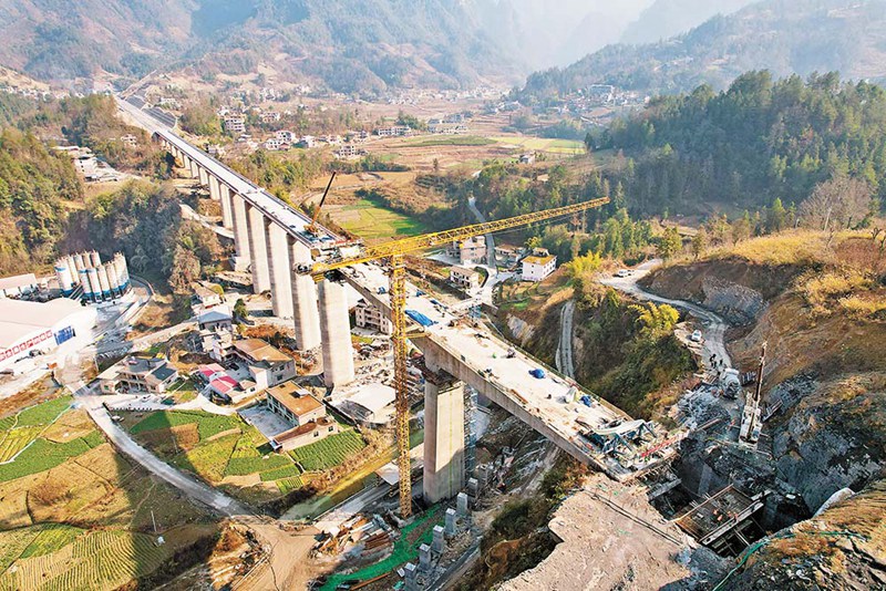 渝湘高鐵燈光村特大橋春節期間加緊施工。（中鐵十七局供圖）