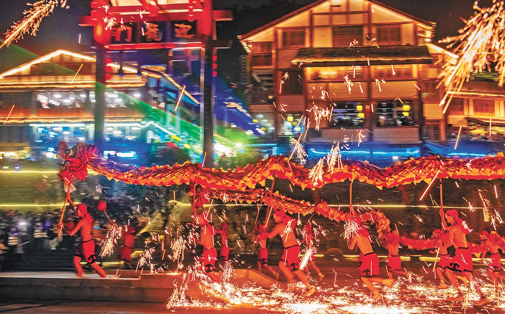 沙坪壩區磁器口古鎮，火龍在“鐵水流星”中閃轉騰挪，格外燦爛絢麗。記者 張錦輝 攝/視覺重慶