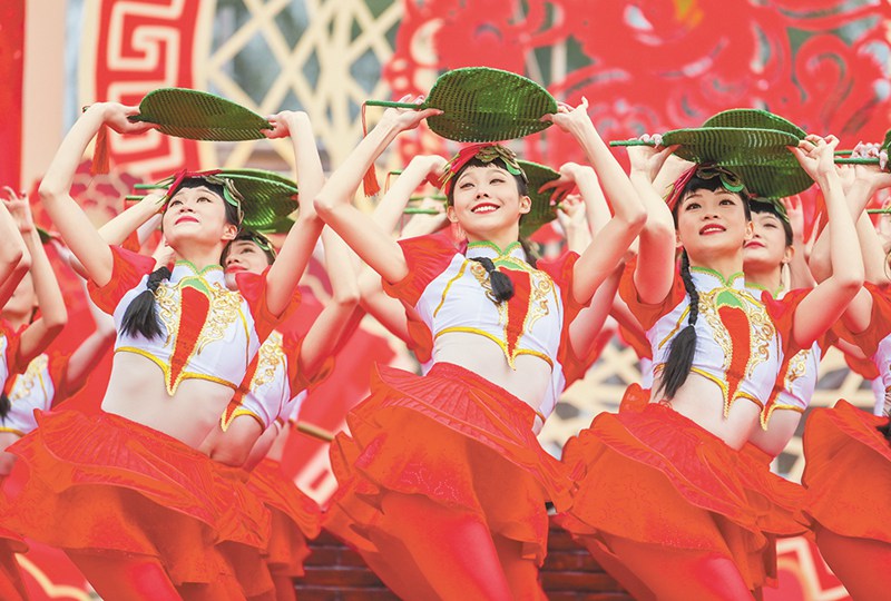 在2023重慶市鄉村村晚大聯歡活動暨江津區永興鎮黃莊村村晚活動上，演員們正在表演精彩的歌舞節目。首席記者 龍帆 攝/視覺重慶