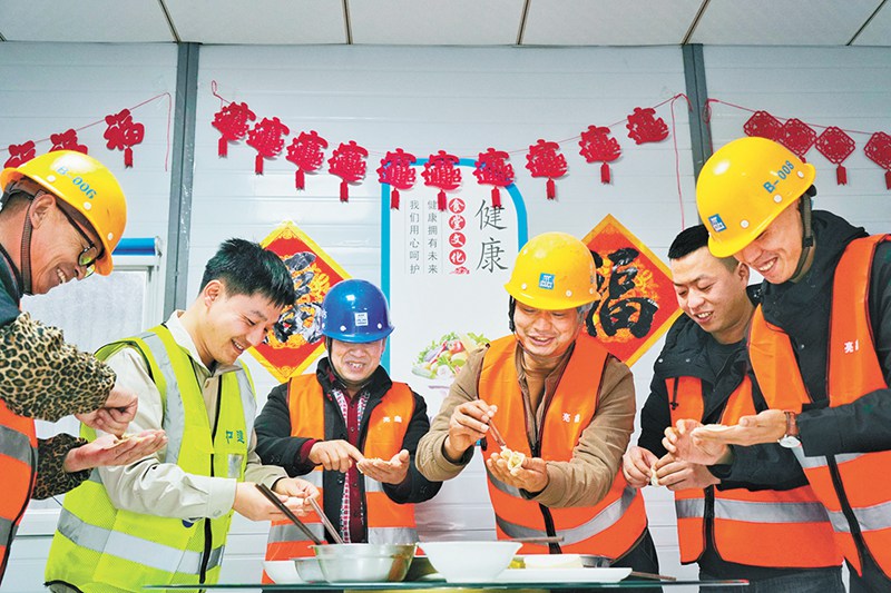 江北區人民醫院兩江分院項目部向農民工發放慰問品，舉行包餃子等活動。見習記者劉旖旎 攝/視覺重慶