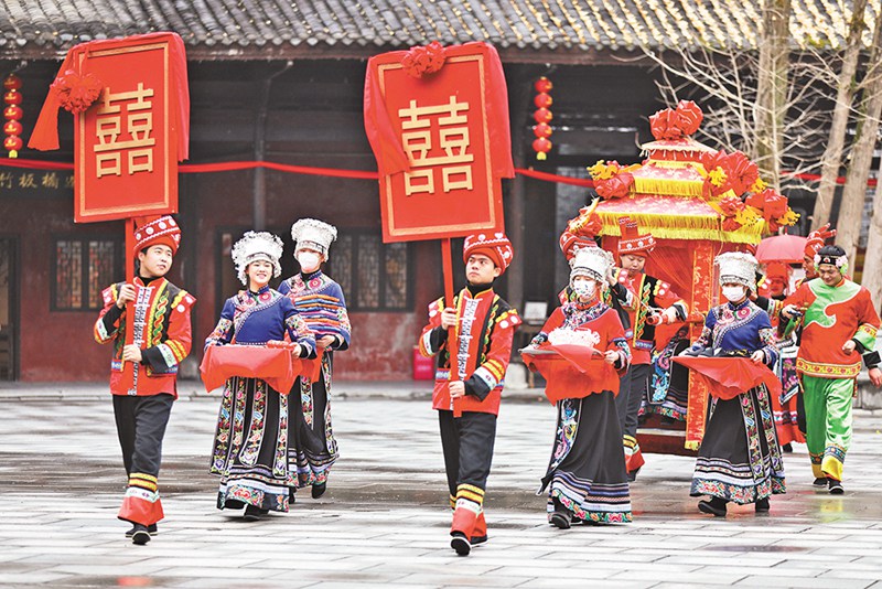 彭水蚩尤九黎城，身著節日盛裝的苗家阿哥阿妹邀請游客對山歌、跳竹竿舞、體驗苗家婚俗。特約攝影 趙勇/視覺重慶