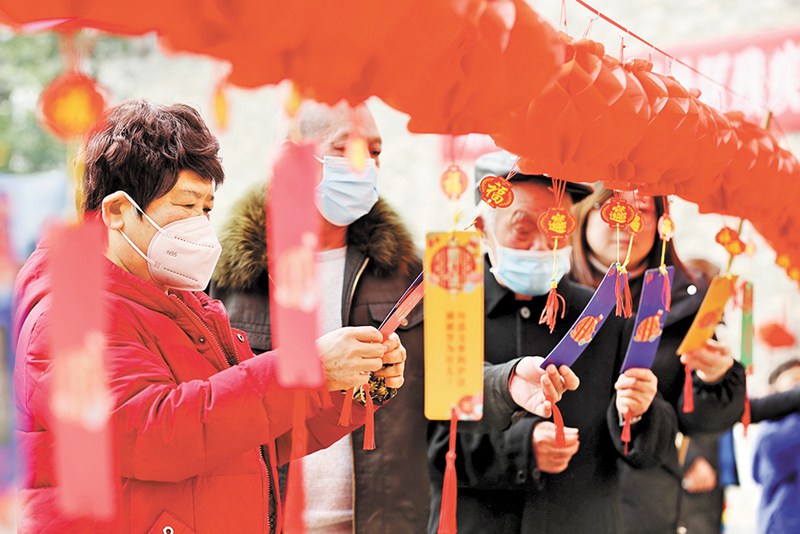 萬盛經開區東林街道鐵路村社區，居民們參與猜燈謎、套圈等趣味項目，歡度新春佳節。通訊員 王瀘州 攝/視覺重慶