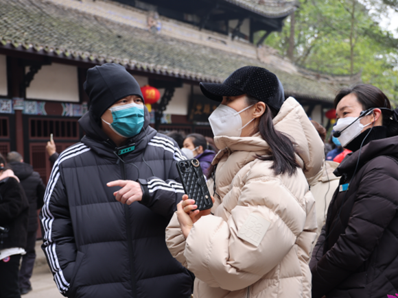 陳建斌、蔣勤勤在大足石刻景區。大足區委宣傳部供圖 華龍網發