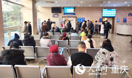                                           出院回家過年了，開心！                            陳琦 劉祎 2023年01月22日                              重慶醫科大學附屬第一醫院呼吸與危重癥醫學科病房內，向爺爺即將出院。經過10余天精心治療，感染新冠病毒后病情一度危重的向爺爺癥狀明顯改善，符合出院標準。該院呼吸與危重癥醫學科主任醫生王璞做最后一次“查房”，叮囑著向爺爺出院回家后的注意事項。                【詳細】                           