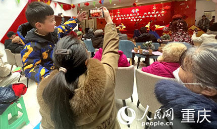                                           公租房里的熱鬧年                            胡虹 2023年01月23日                              “包湯圓啦、包湯圓啦……”大年三十前夕，重慶沙坪壩區美麗陽光家園公租房社區好熱鬧?，F場，居民自排自演的民族舞、快板、居民大合唱等節目精彩紛呈，一場“陽光伴您行·玉兔迎新春”新春活動，讓公租房居民、小區志愿者和社區工作人員圍聚一起熱熱鬧鬧過大年。                【詳細】                           