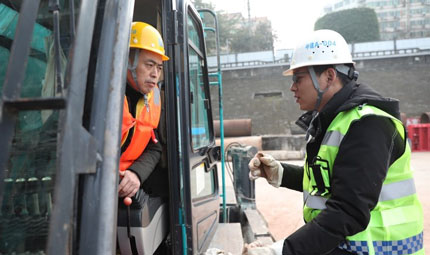                                           重慶：軌道建設項目春節“不打烊”                            陳琦 劉敏 林斌 2023年01月24日                             大年初一7點過，不少人還在睡夢中，鄒小磊便趕到重慶江津區東城家園旁的工地上，開始一天的工作。2022年12月28日，重慶市郊鐵路跳磴至江津線過江段項目正式開工，作為生產經理，鄒小磊在項目開工后便一直守在項目上。                【詳細】                           