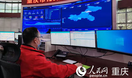                                           值守一線的急救人                            陳琦 劉祎 2023年01月24日                             “您好，重慶120，請問需要什么幫助？”大年初二，重慶市120指揮調度中心調度員、主治醫師石磊剛接班，鈴聲就響了起來。他接聽電話，有條不紊詢問情況的同時，雙手在鍵盤上飛舞。一位老人在路邊突發暈厥，熱心市民打來急救電話?！皠e急，慢慢說在哪個位置?！?#13;                【詳細】                           