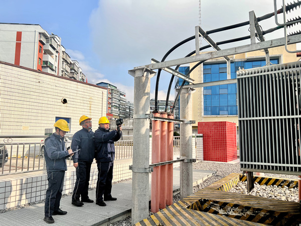 1月25日，國網重慶電力員工在35千伏綠豆包變電站對供電設備特巡特護。尹瑤瑤攝